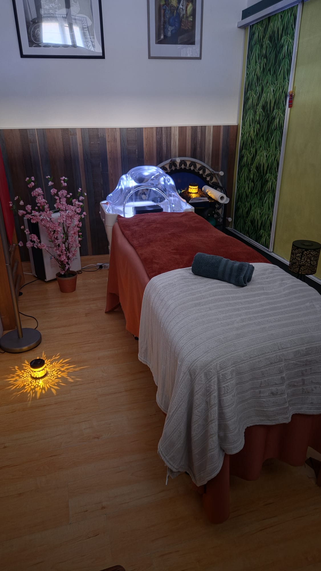 La table de soin drapée, cerisier en fleurs et casque Head Spa